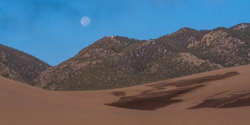 有月亮的大沙丘