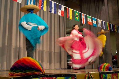 学生们在泛美日穿着服装跳舞