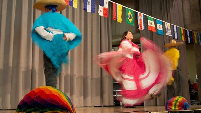 学生们在泛美日穿着服装跳舞