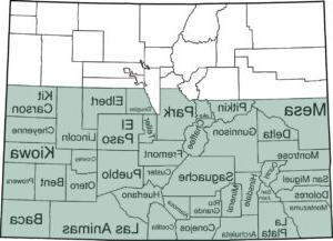科罗拉多州的地图，用一条绿线环绕着州的南半部，显示了亚当斯州承诺所覆盖的县.